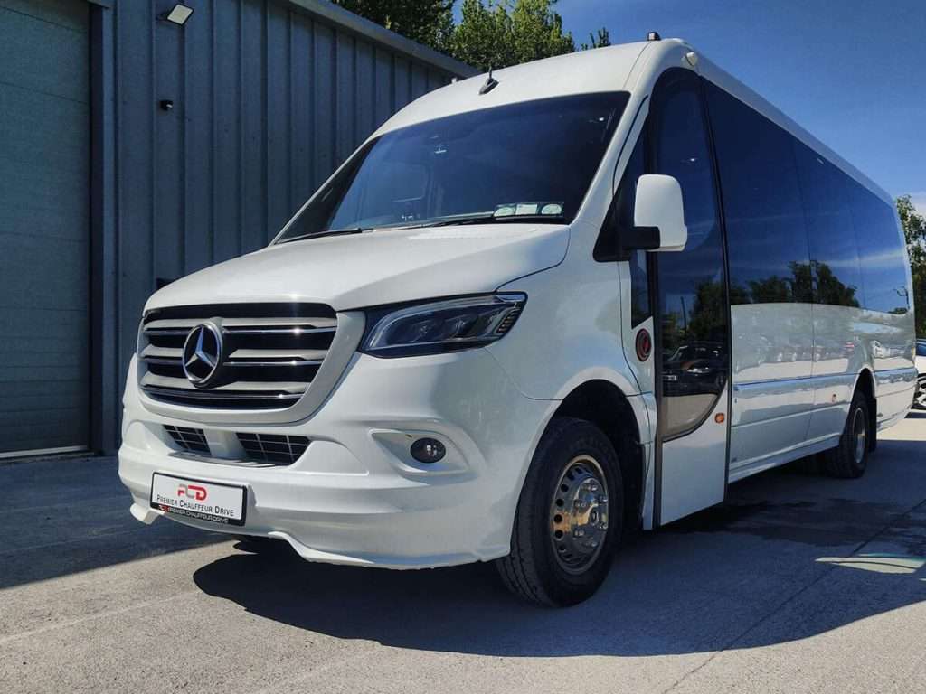 Luggage-and-Legroom-How-a-Mini-Coach-Excels-at-Airport-Transfers