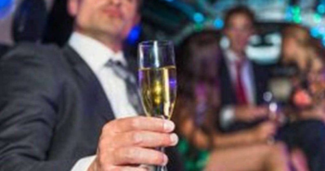 Let-Your-Wedding-Guests-Travel-to-Your-Destination-Wedding-in-Style-With-These-10-Tips